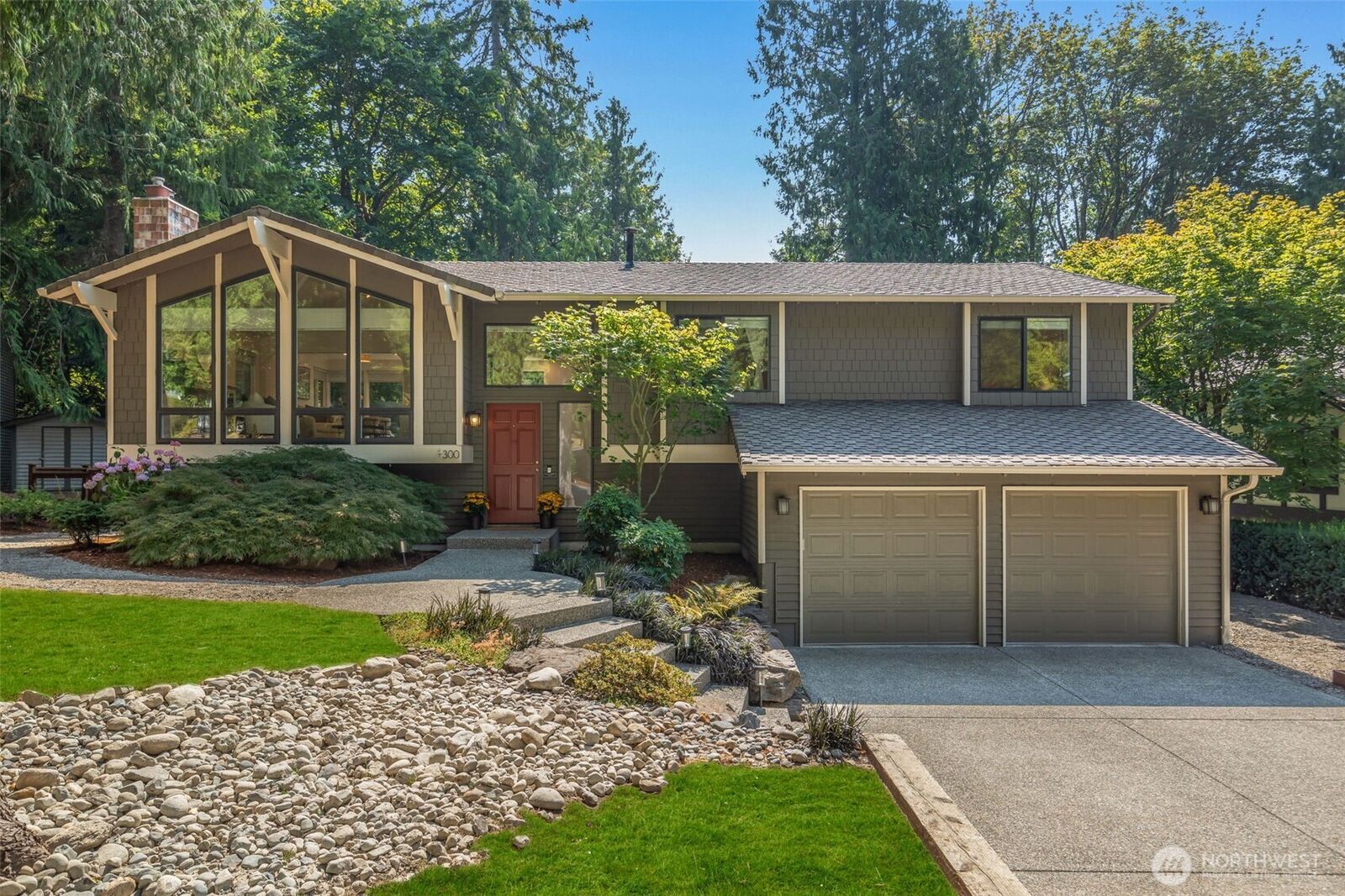 Property Photo:  300  Mt. Pilchuck Avenue SW  WA 98027 