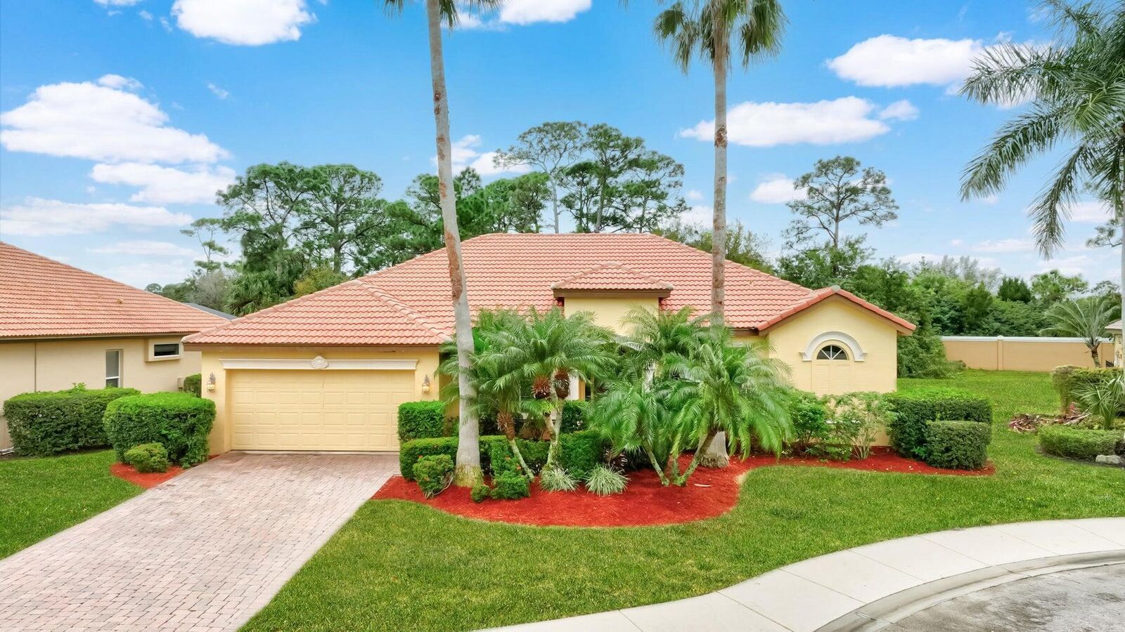 Property Photo:  833 SW Vineland Court  FL 34986 