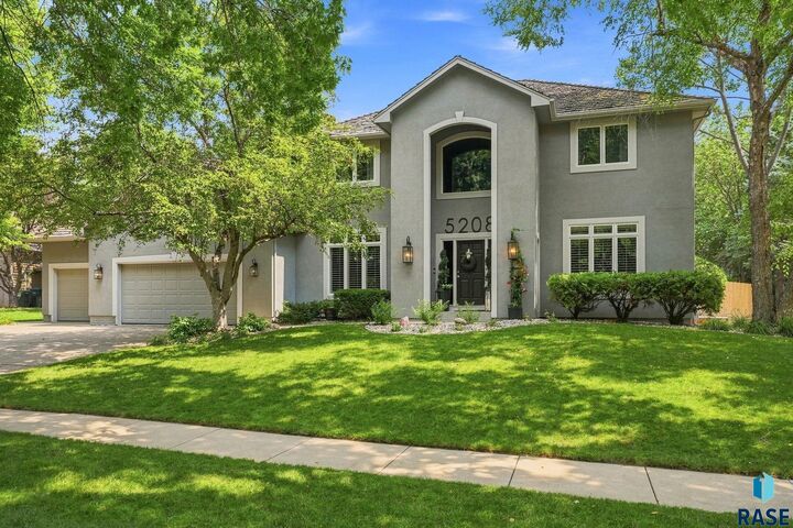 Property Photo: 5208 S Sweetbriar Cir SD 57108-2889