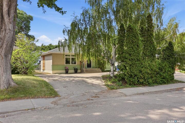 Property Photo:  131 Ottawa Avenue S  SK S7M 3L4 