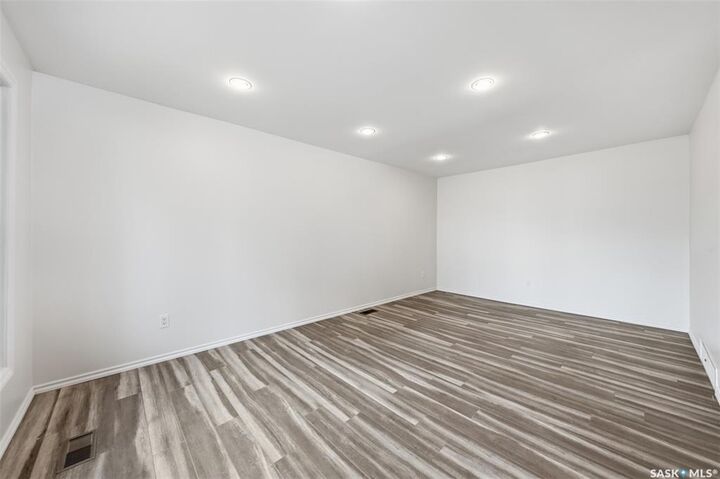 Property Photo: 825 L Avenue N SK S7L 2R3