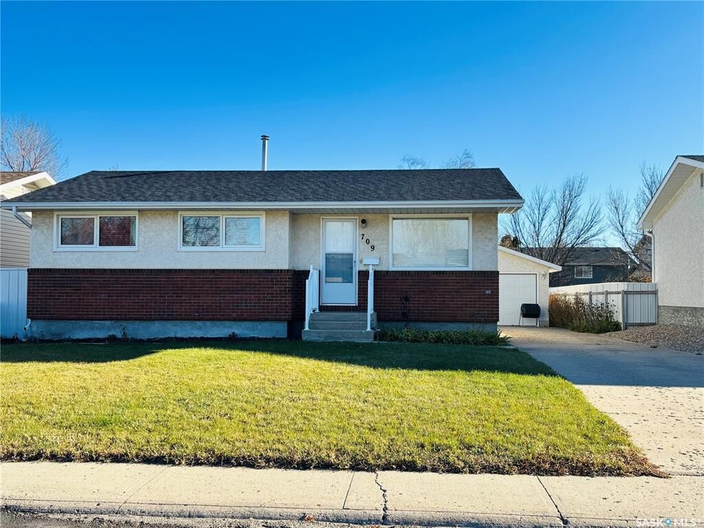Property Photo:  709 Arthur Avenue  SK S4A 1K5 
