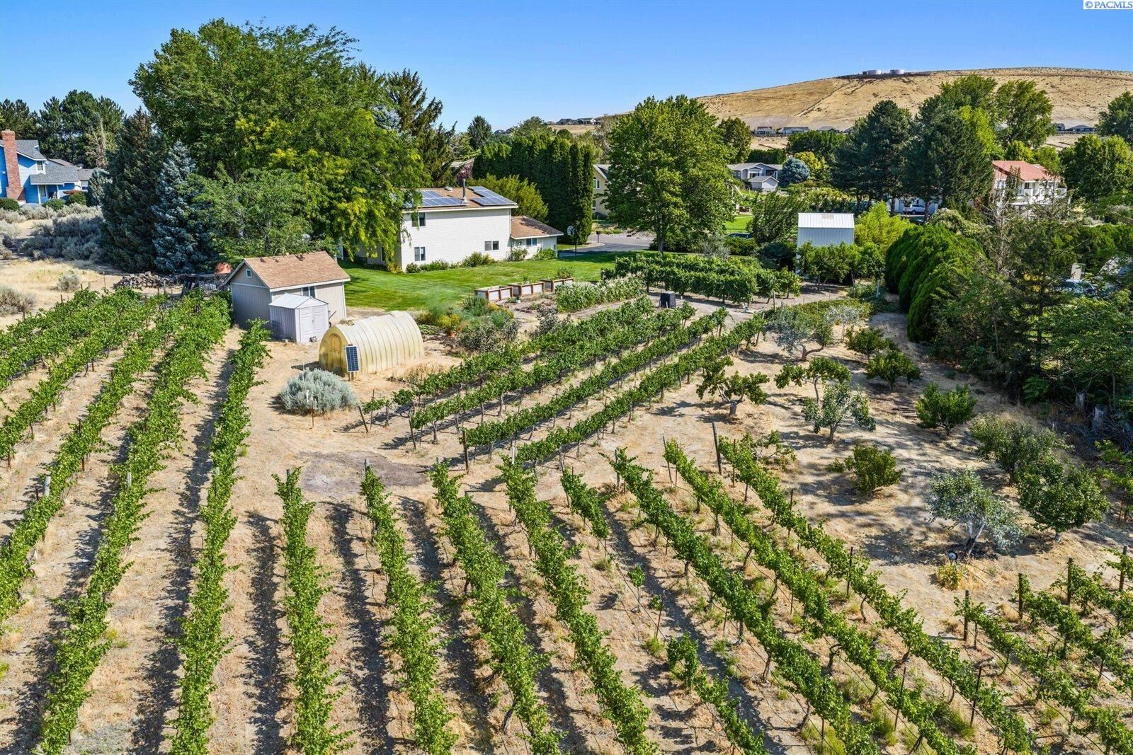 Property Photo: 97603 E Alhambra Rd WA 99338