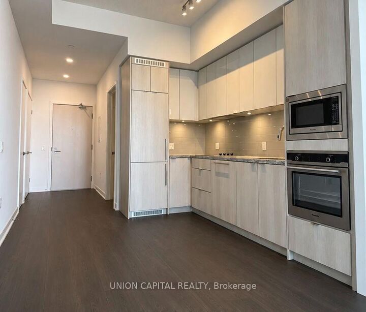 Property Photo: 115 Blue Jays Way 4907 ON M5V 0N4