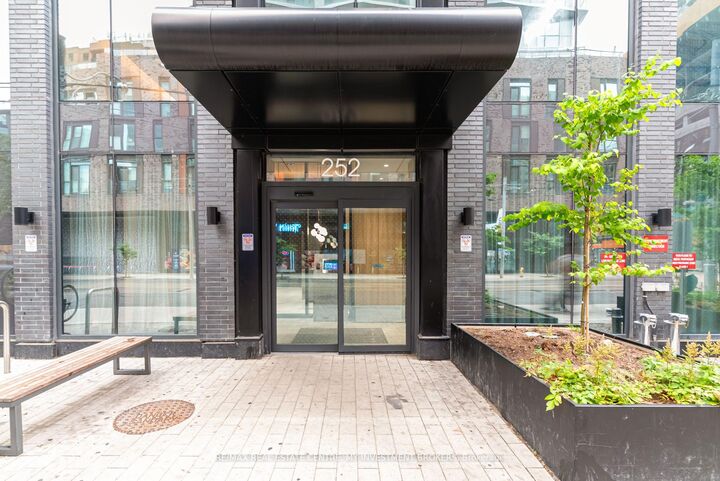 Property Photo: 252 Church Street 1805 ON M5B 0E6