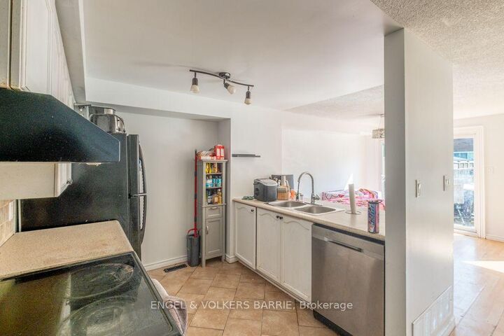 Property Photo: 92 Lee Crescent ON L4N 9Z1