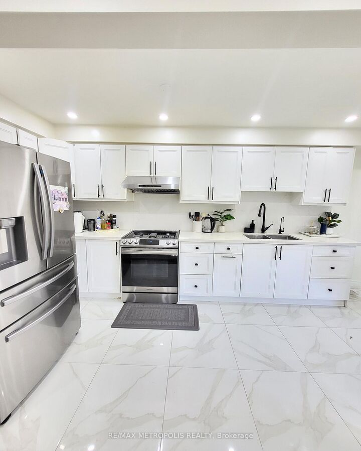 Property Photo:  435 Middlefield Road 12  ON M1S 5W1 