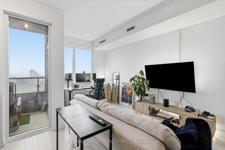 Property Photo:  270 Dufferin Street 819  ON M6K 0H8 