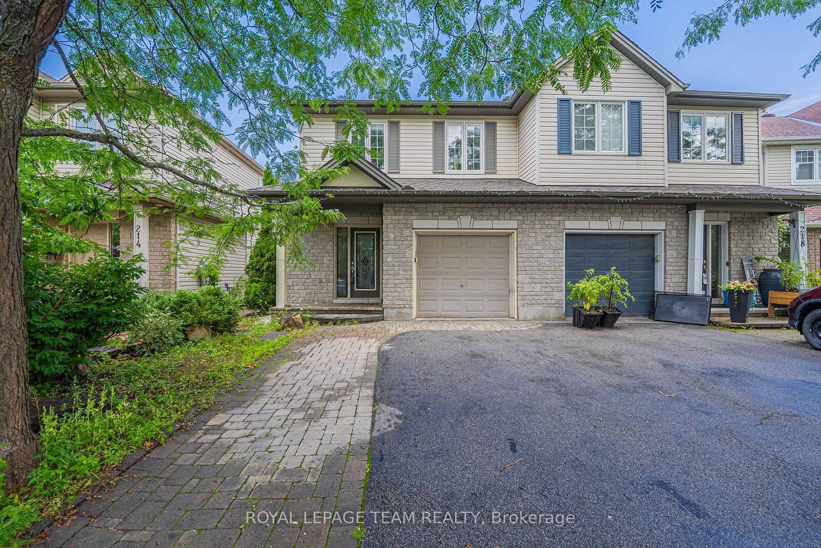 Property Photo: 216 Horseshoe Crescent ON K2S 0B8
