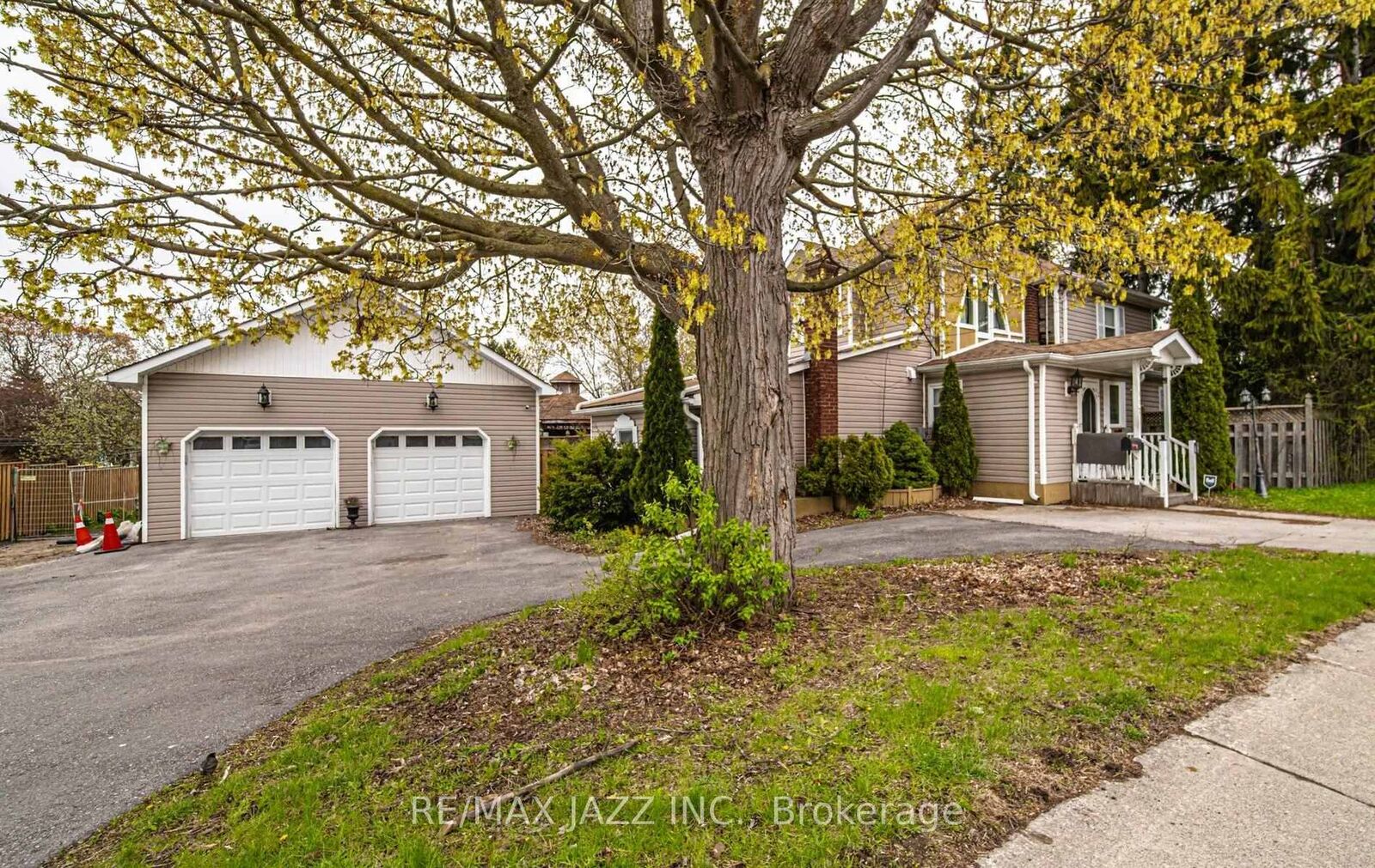 Property Photo: 112 Hope Street N ON L1A 2N9