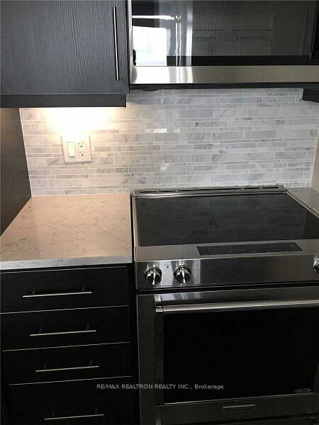 Property Photo: 825 Church Street 1105 ON M4W 3Z4