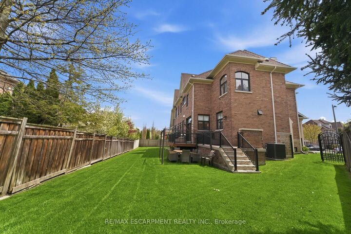 Property Photo: 950 Fredonia Drive ON L5C 2W4