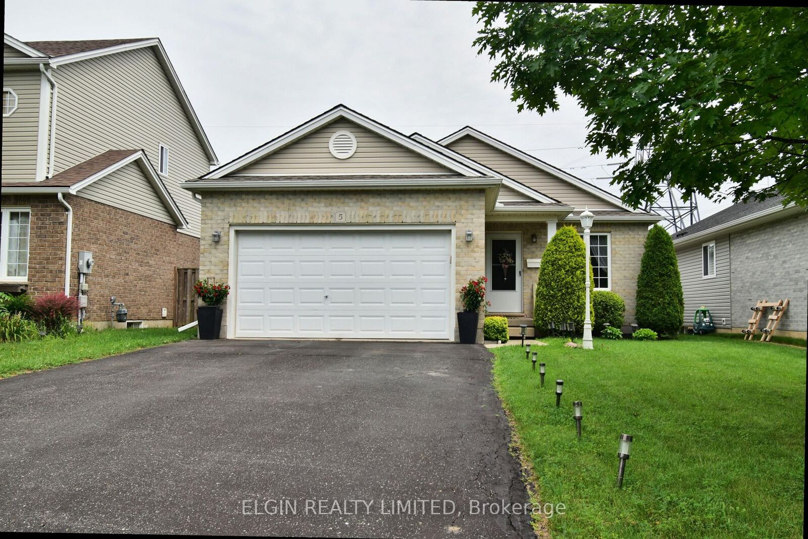 Property Photo: 5 Havenridge Court ON N5P 4P7