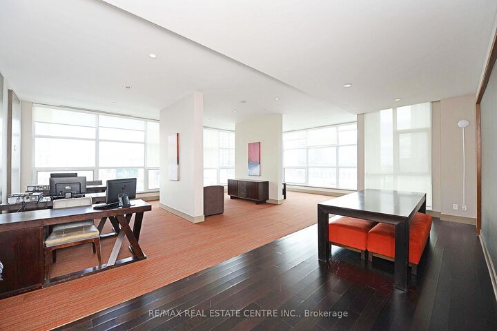 Property Photo:  4070 Confederation Parkway 3904  ON L5B 0E9 