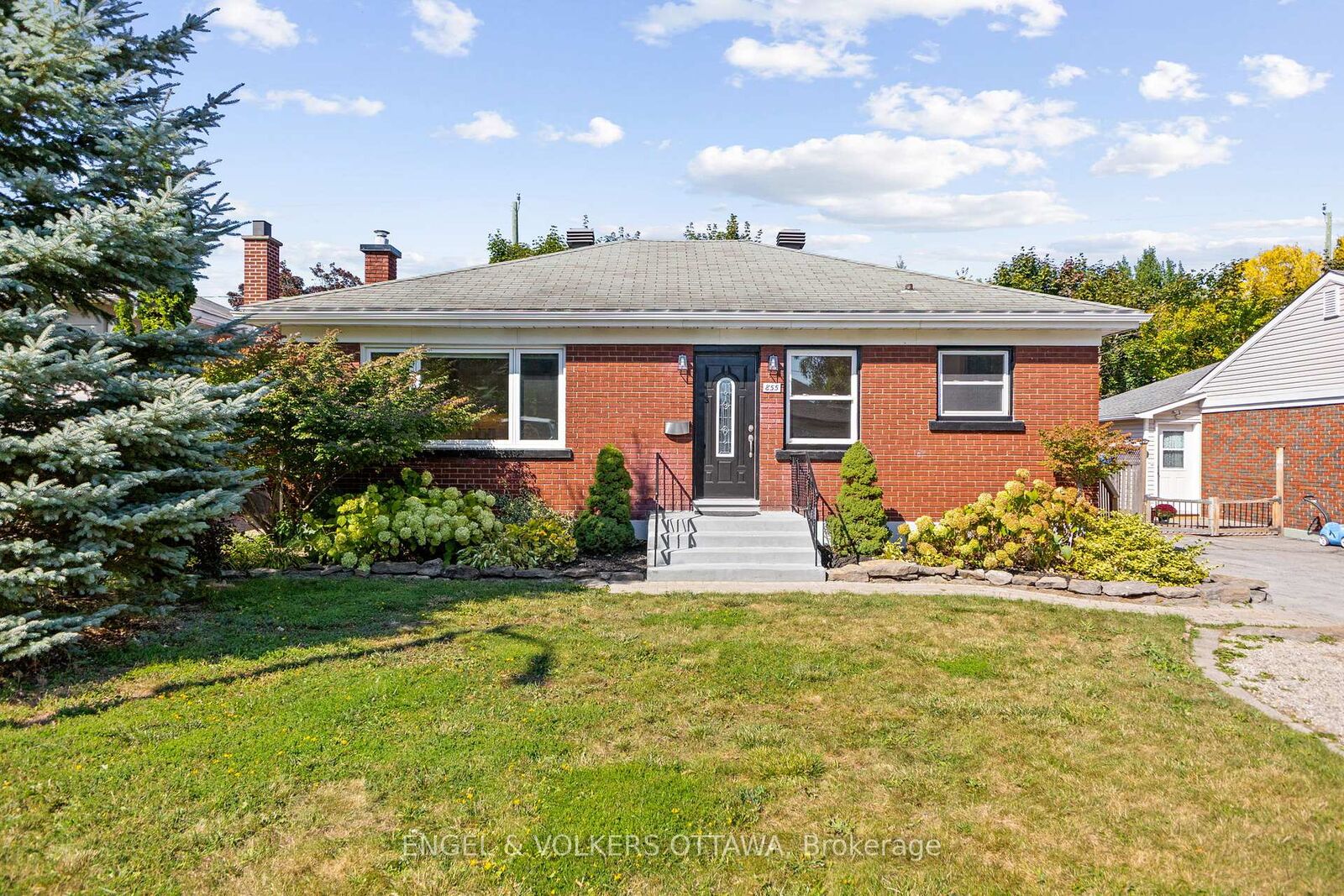 Property Photo:  855 Weston Drive  ON K1G 1W5 
