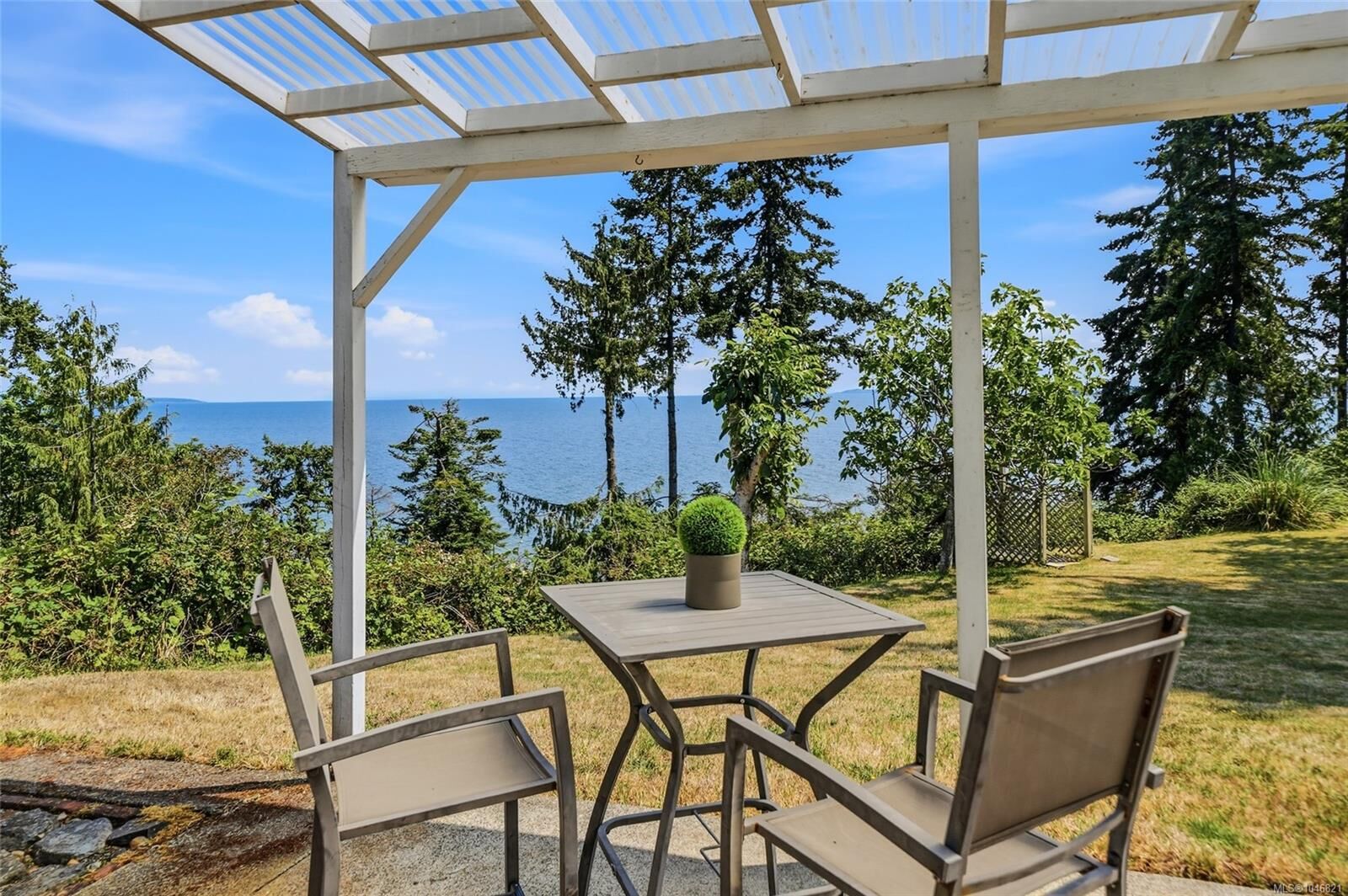 Property Photo: 590 Willow St BC V9P 1A5