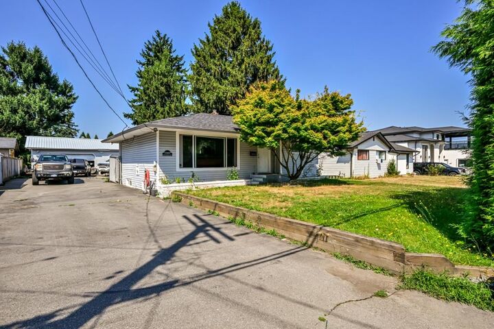 Property Photo: 33465 Hawthorne Avenue BC V2S 1B7