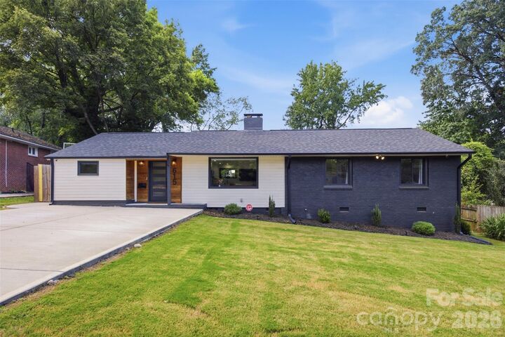 Property Photo:  615 Manhasset Road  NC 28209 