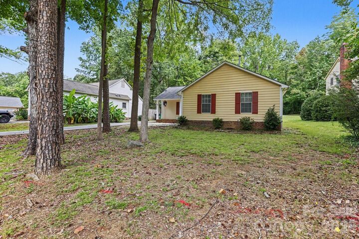 Property Photo:  2208 Pinebrook Circle  NC 28208 