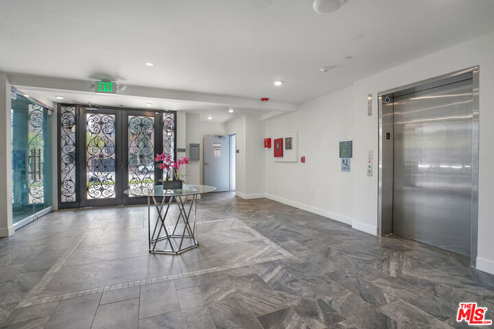 Property Photo: 1832 S Barrington Ave, Unit 401 CA 90025