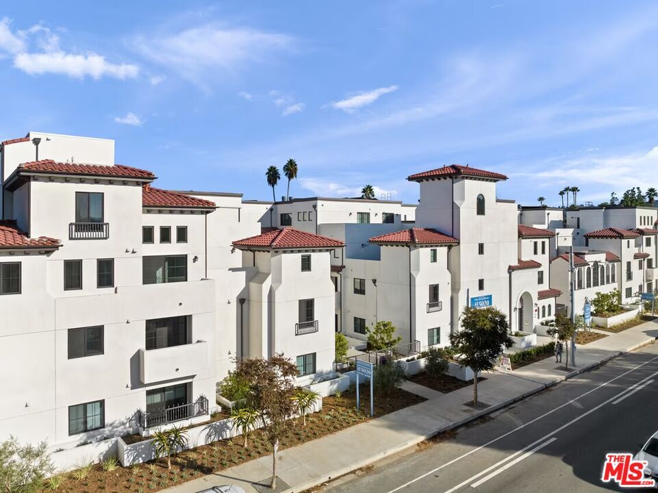 Property Photo:  5020 Woodman, Unit 317  CA 91423 