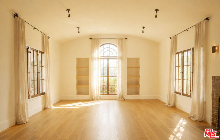 Property Photo: 6484 Ivarene Ave CA 90068