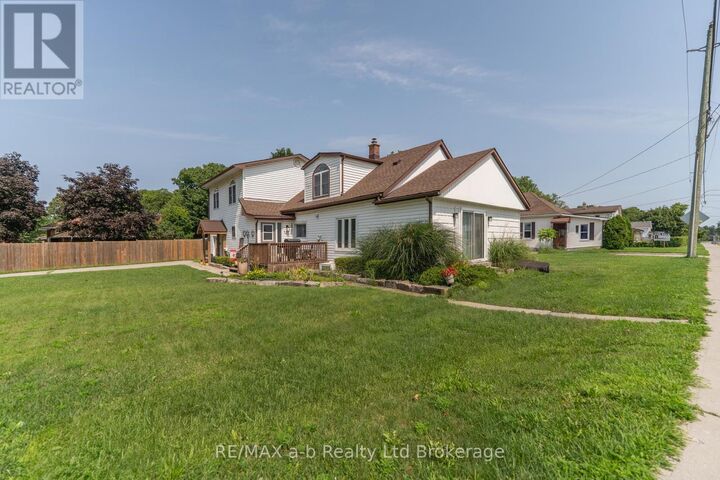 Property Photo: 13 Potters Road North ON N4G 2G9