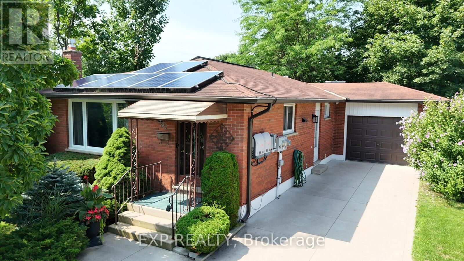 Property Photo: 82 Lacey Crescent ON N6E 2E7