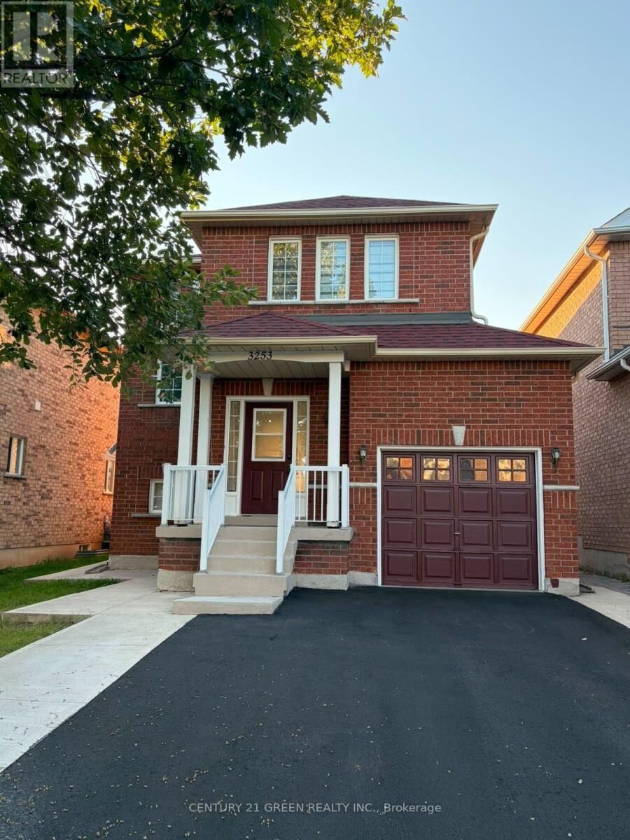 Property Photo:  3253 Bruzan Crescent (Upper)  ON L5N 8E7 