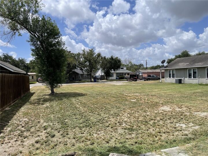 Property Photo:  917 E Main Street  TX 78387 
