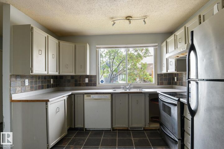 Property Photo: 5511 92C Avenue NW AB T6B 2K9