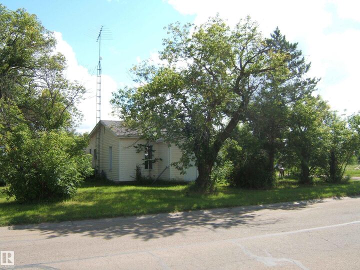 5029 47 Street — photo 1