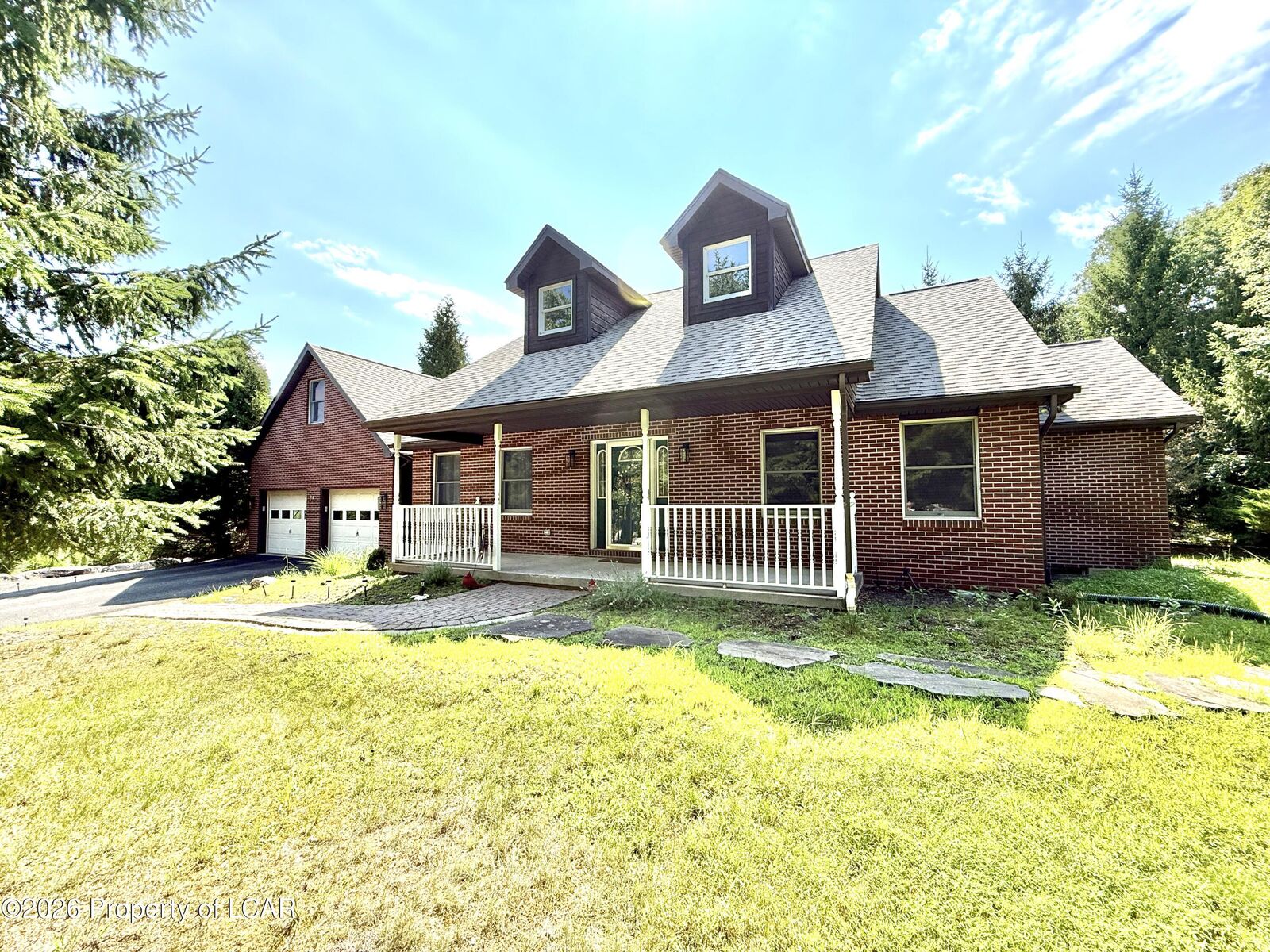 Property Photo: 9 N Fairways Circle PA 18202