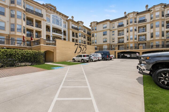 Property Photo:  7575 Kirby Drive 1401  TX 77030 