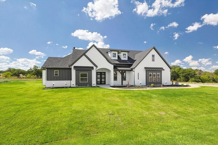 Property Photo: 5009 Glenoaks Court TX 76088