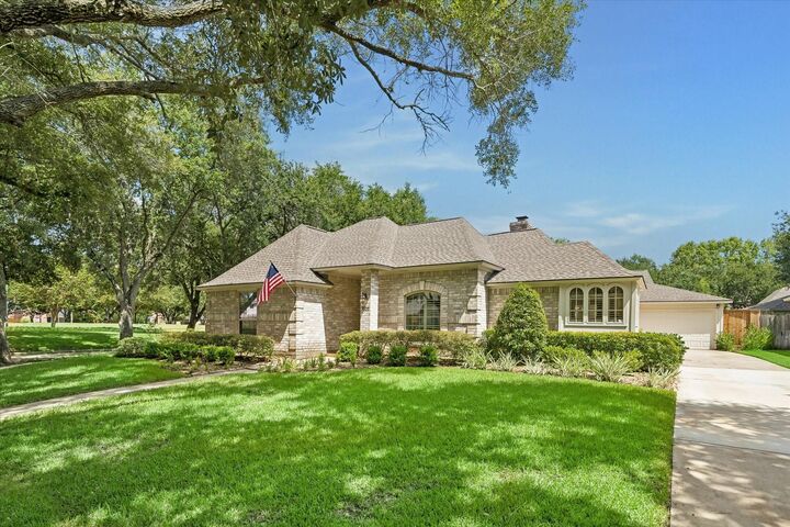 Property Photo: 3007 W Steepbank Circle TX 77479