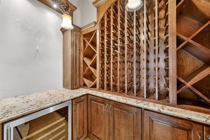 Property Photo:  2400 Avalon Place  TX 77019 