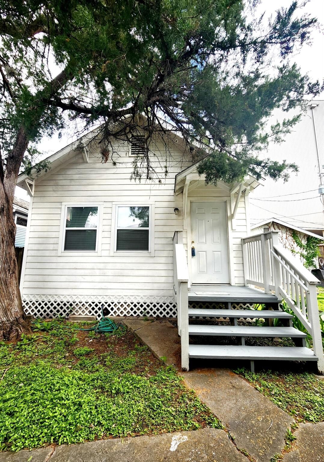 Property Photo:  725 E 10th 1/2 Street B  TX 77008 