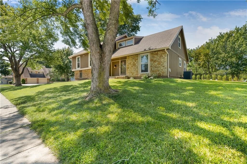 Property Photo: 4377 SW Breezy Point Lane MO 64082