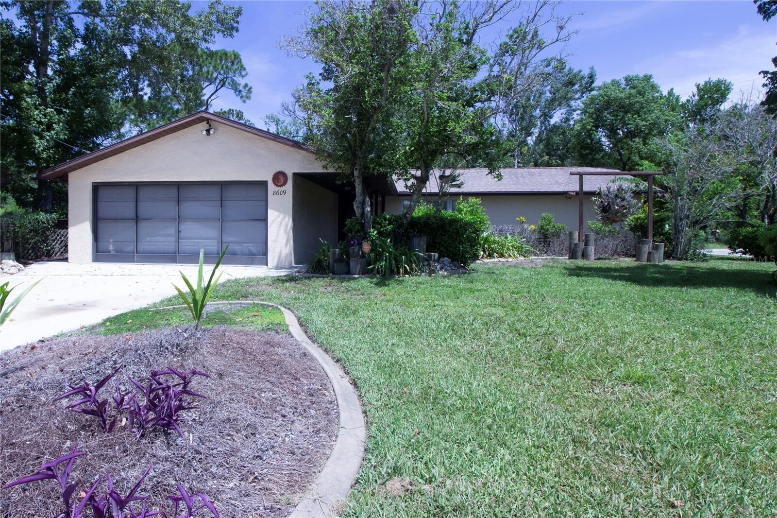 Property Photo: 8609 Horizon Lane FL 34667