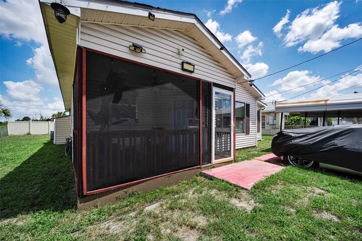 Property Photo:  7526 Carolton Circle  FL 33619 