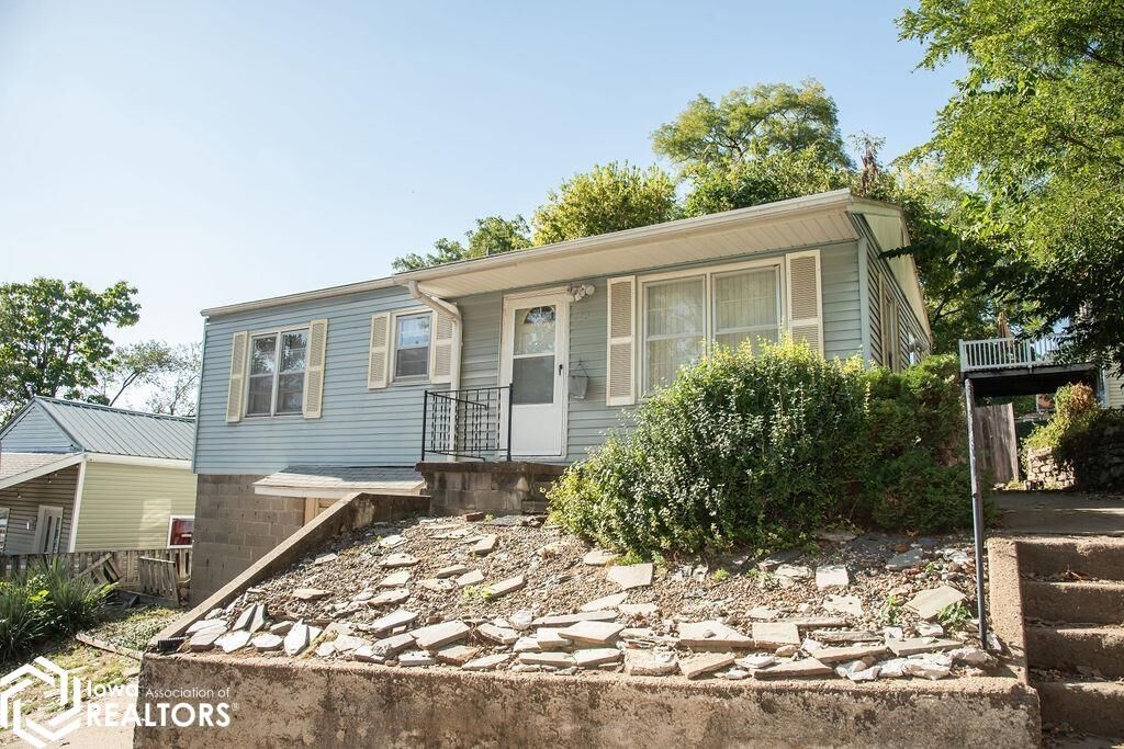 Property Photo: 129 Cass Street IA 52501