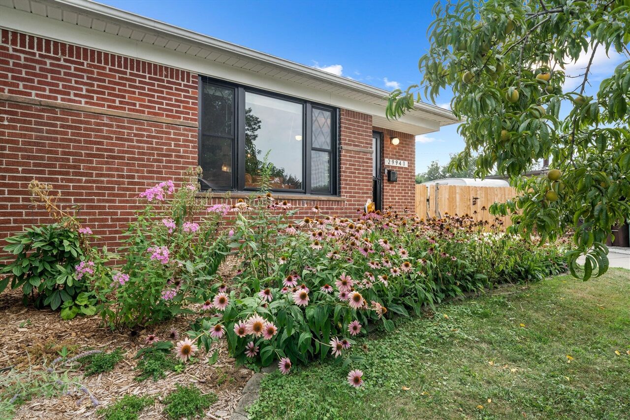 Property Photo:  29941 Leona Court  MI 48135-2635 