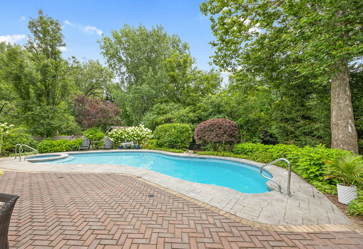 Property Photo: 331 Brookside Circle IL 60187
