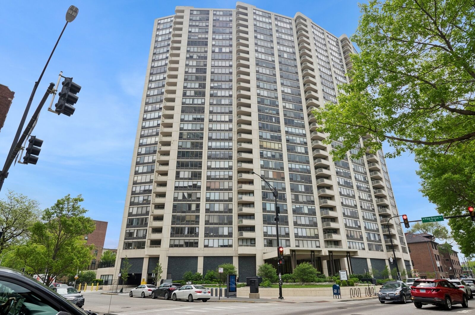 Property Photo: 3930 N Pine Grove Avenue 2616 IL 60613