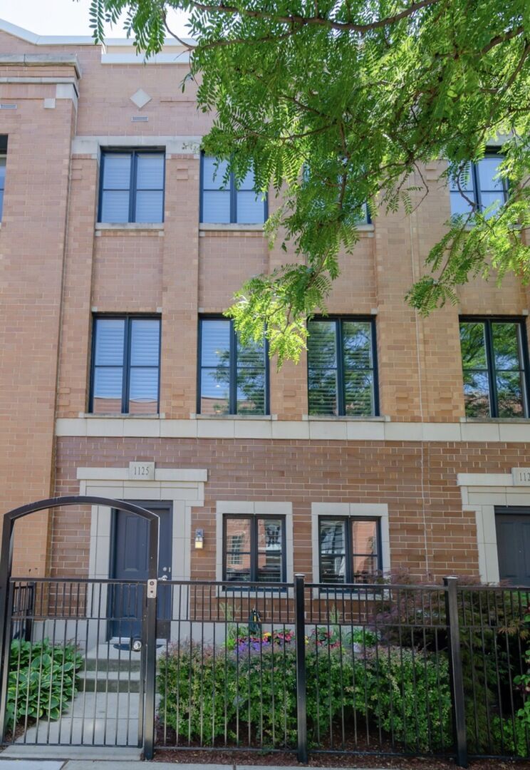 Property Photo:  1125 W Monroe Street  IL 60607 