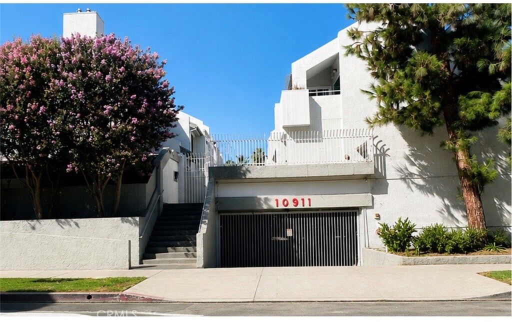 Property Photo: 10911 Bluffside 22 CA 91604
