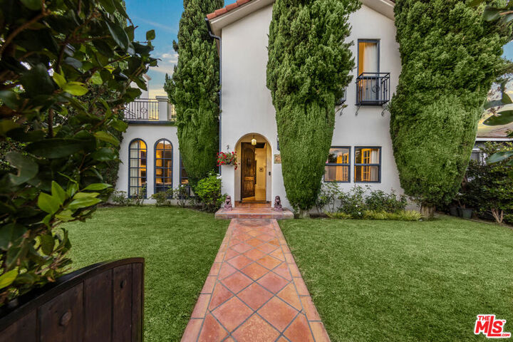 Property Photo:  725 Oxford Avenue  CA 90292 