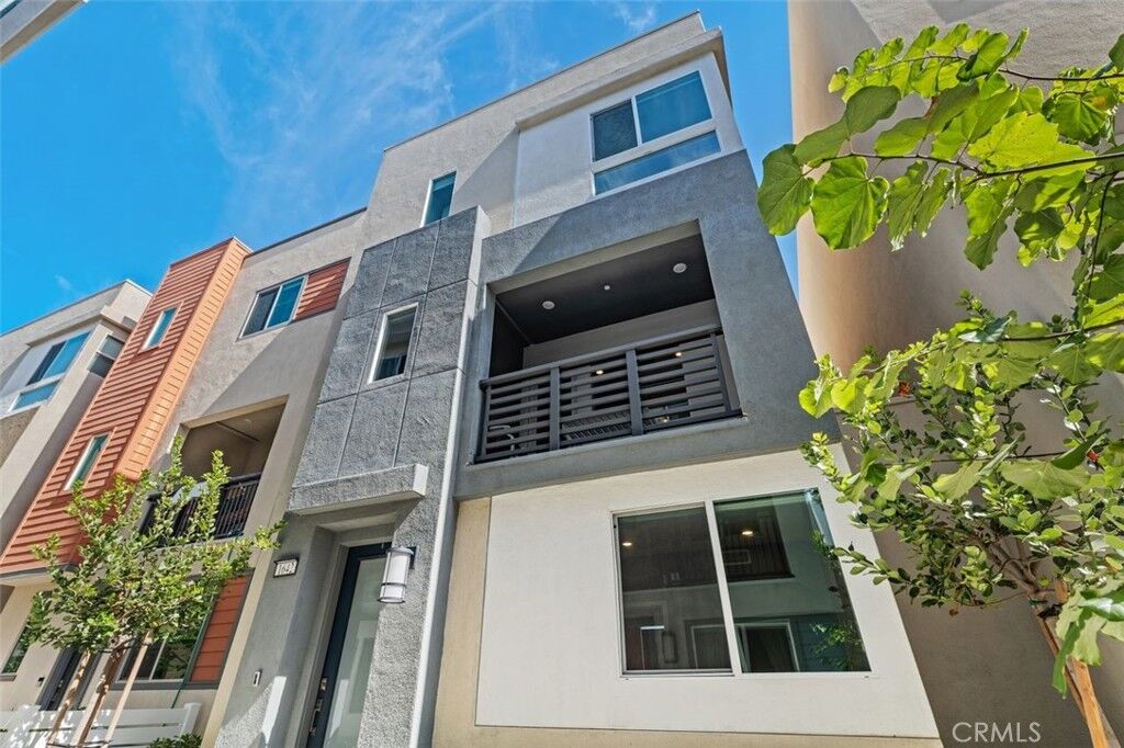 Property Photo: 1642 W Saratoga Lane CA 90732