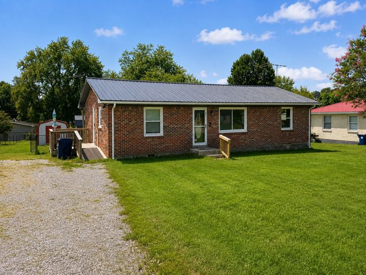 Property Photo: 611 Estes St TN 37166